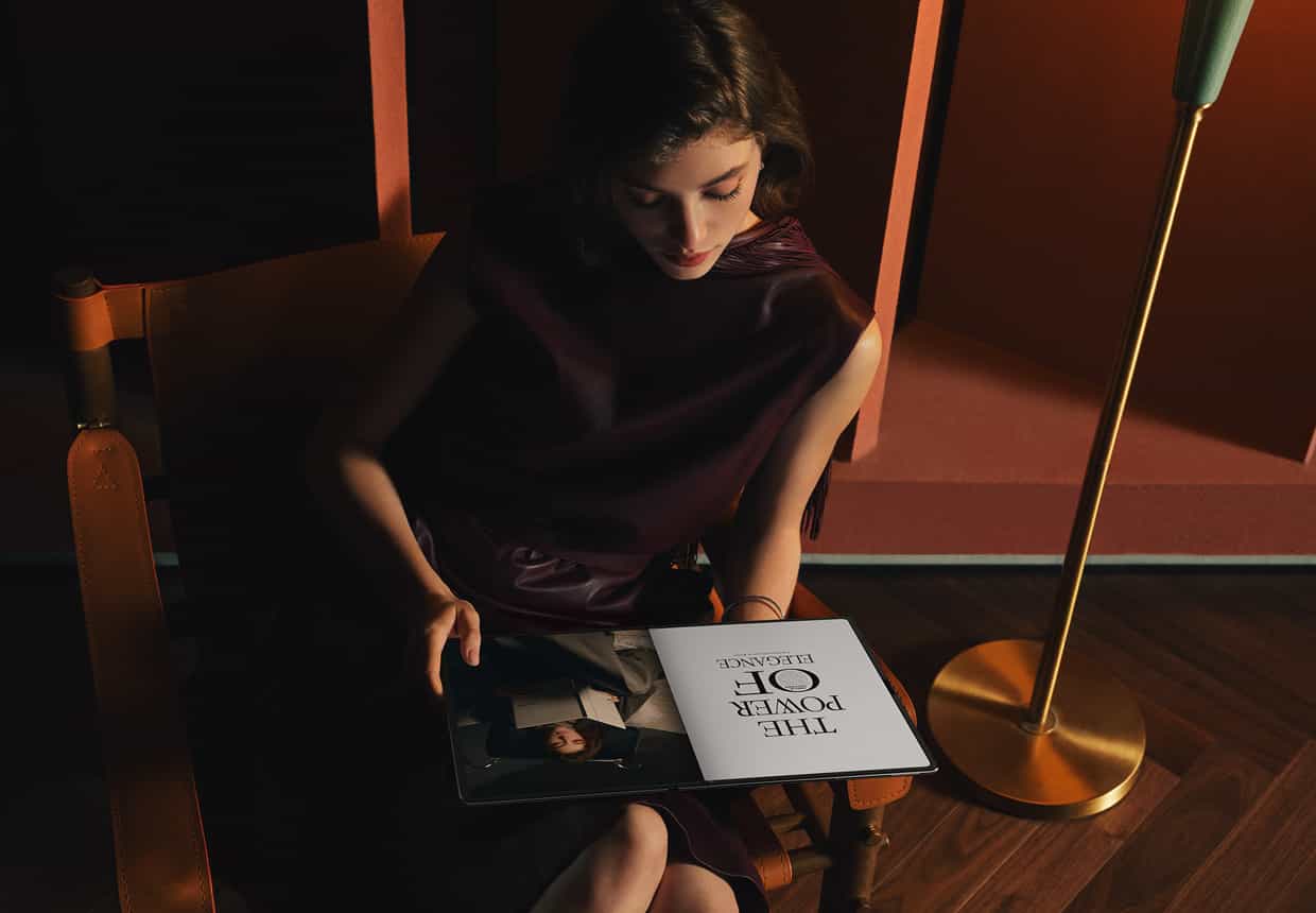 一个女人正横屏使用 HUAWEI MateBook Fold 非凡大师阅读杂志
